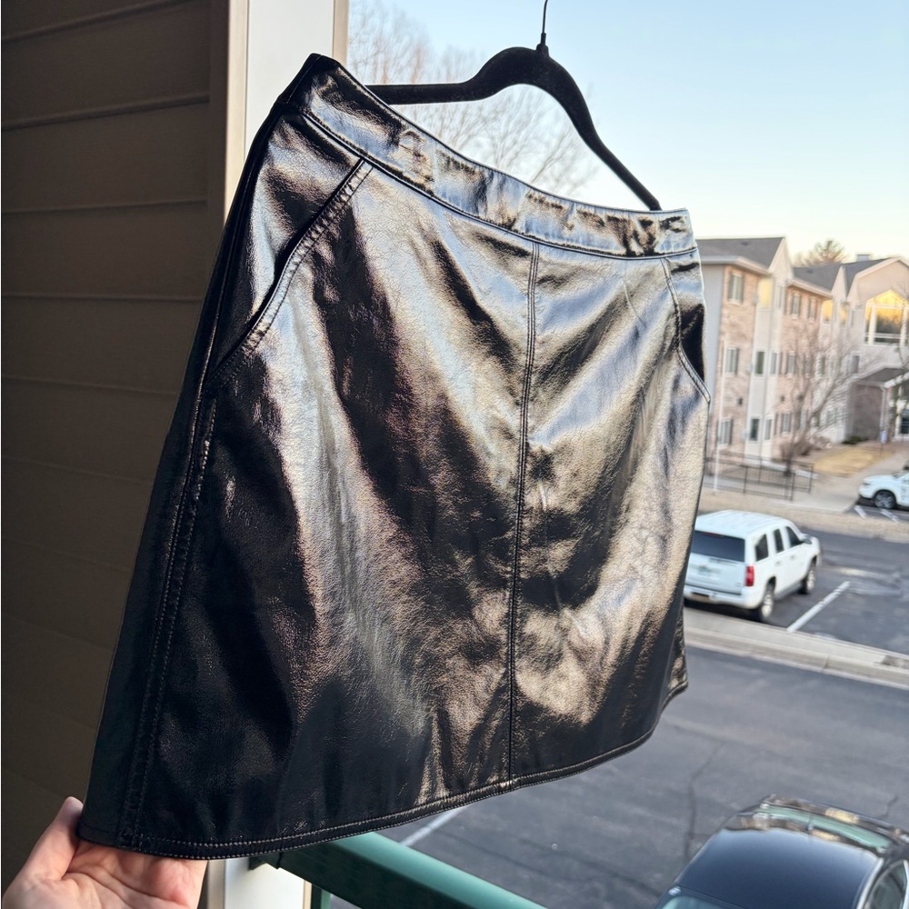 🆕 Theory Black Patent Texture Mini Skirt Size 10 Glossy Leather Designer Mini - Picture 5 of 12